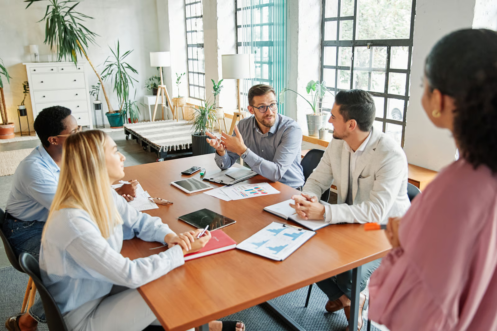 Ondernemers in overleg aan tafel