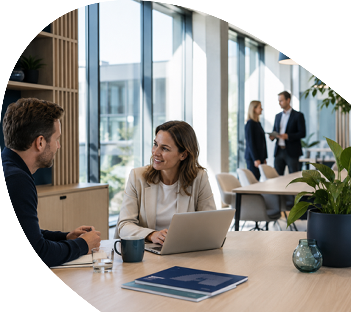 Collega’s in gesprek op kantoor